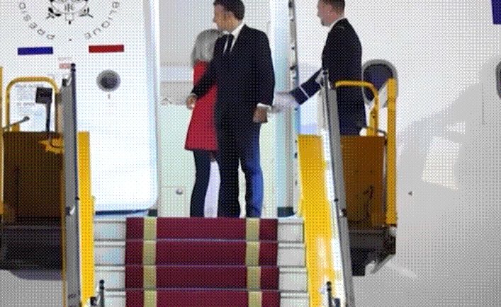 마크롱 대통령이 팔짱을 내밀었지만, 브리지트 여사는 난간만을 잡은 채 내려갔다. /CNN