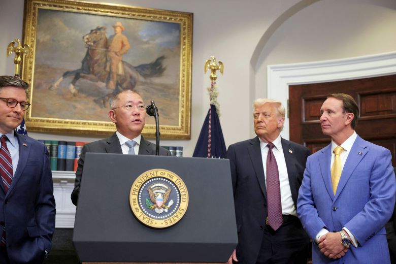 지난 3월 24일(현지 시각) 미국 워싱턴 백악관 루스벨트룸에서 도널드 트럼프 대통령과 루이지애나 주지사 등이 지켜보는 가운데 대미 투자계획을 발표하는 정의선 현대차그룹 회장./AP 연합뉴스