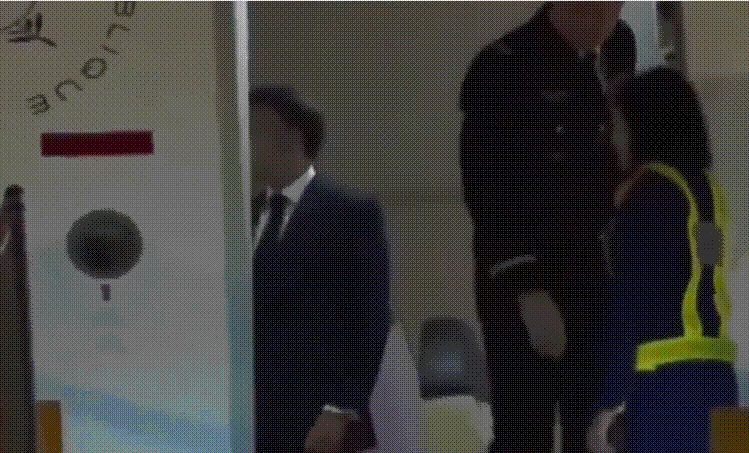 얼굴 쪽을 맞은 마크롱 대통령이 한발짝 뒤로 물러선 뒤 기자 쪽을 향해 손을 흔들고 있다. /X