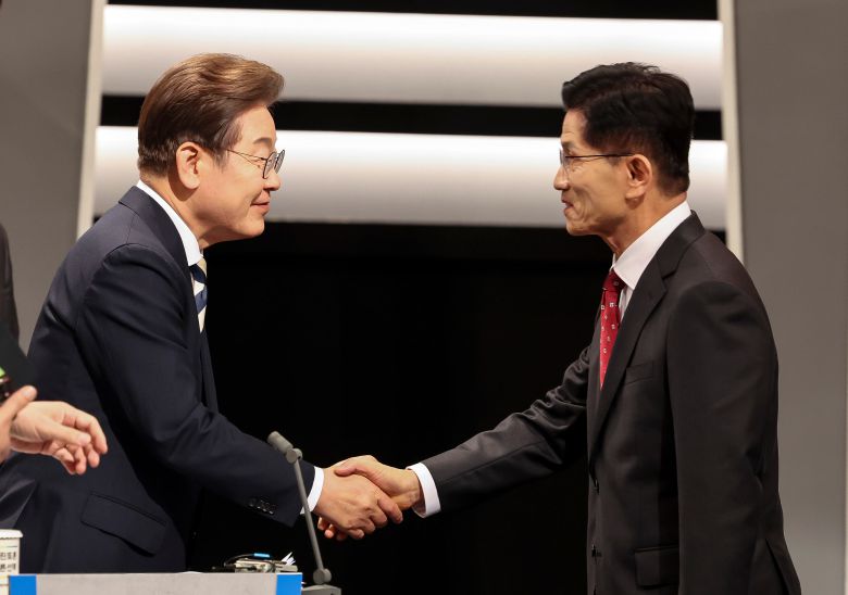 23일 서울 영등포구 여의도 KBS 스튜디오에서 열린 중앙선거방송토론위원회 주관 제21대 대통령선거 후보자 토론회에 앞서 더불어민주당 이재명 대선후보(왼쪽)와 국민의힘 김문수 대선후보가 인사를 나누고 있다. /국회사진기자단