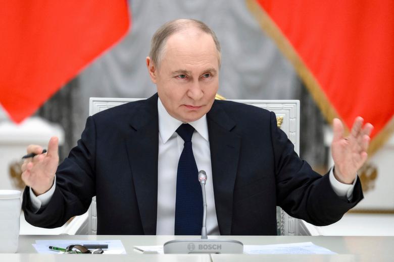 블라디미르 푸틴 러시아 대통령이 26일(현지 시각) 러시아 모스크바 크렘린궁에서 러시아 재계 인사들과 회동을 하고 있다/AP 연합뉴스