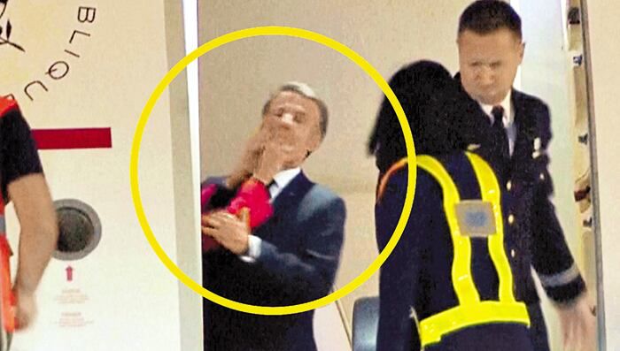 지난 25일 전용기로 베트남 하노이에 도착한 에마뉘엘 마크롱(동그라미 안) 프랑스 대통령의 얼굴을 배우자인 브리지트 마크롱 여사가 손으로 세게 밀치는 모습. 마크롱은 “친밀감의 순간”이라며 불화설을 일축했다. /AP 연합뉴스