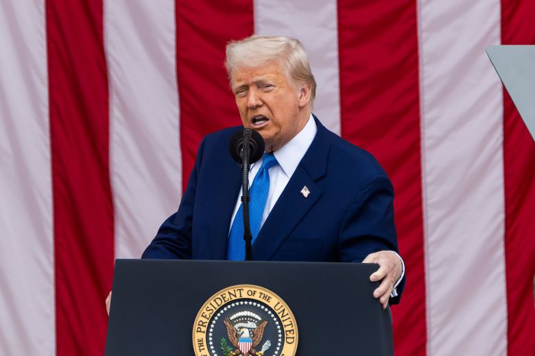 도널드 트럼프 미국 대통령이 현지 시각 26일 미국 버지니아주 알링턴의 알링턴 국립묘지에서 열린 국립 현충일 추념식에서 연설하고 있다. 트럼프 대통령은 5월 25일 소셜 미디어에 올린 글에서 러시아가 우크라이나에 대규모 드론 공격을 감행한 후 블라디미르 푸틴 러시아 대통령이 "완전히 미쳤다"고 말했다. /EPA 연합뉴스