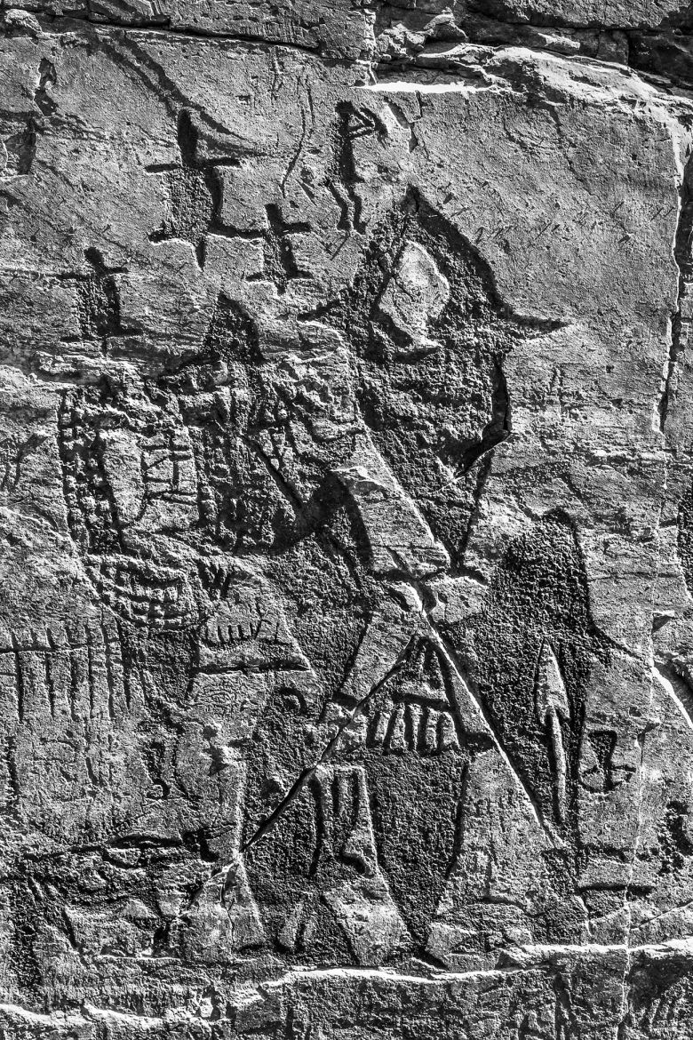 반구대 암각화 중 세계 최초의 포경(고래잡이) 그림. 음각 안에 양각으로 작살과 새끼 모습까지 묘사한 기법은 한층 고도의 암각화 기법이다. /사진가 강운구