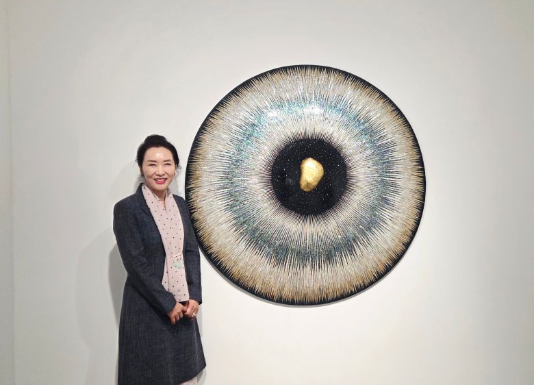 전시장에서 '에테르' 옆에 선 오명희 작가. /허윤희 기자