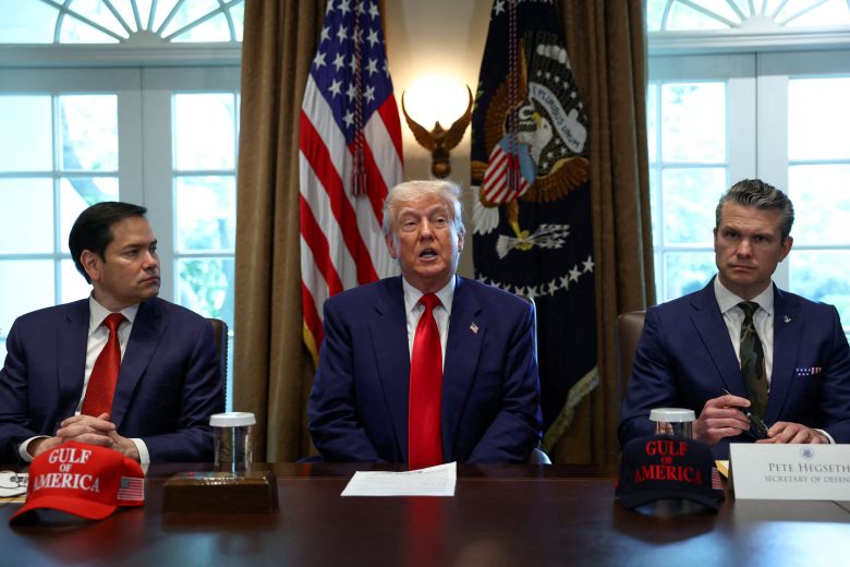 왼쪽부터 루비오 미국 국무장관, 트럼프 미국 대통령, 헤그세스 미국 국방장관. /로이터·연합뉴스