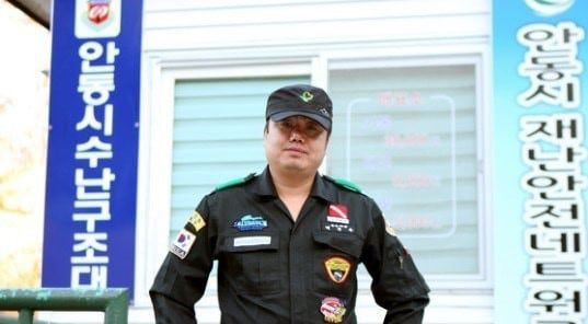 최근 안동댐에서 인양된 변사체의 신원이 2010년 8월 실종된 안동 Y학교 A교감으로 밝혀졌다. 수심 30m에서 시신을 발견한 전 (사)경북수난구조대 대장 백민규씨. /경북수난구조대