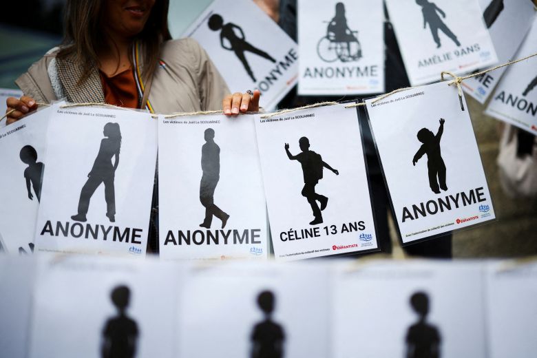 인권 단체들이 전직 외과 의사 조엘 르스쿠아르네크의 성범죄 사건 재판이 있던 28일 법원 앞에 모여 포스터를 들어 보이고 있다. /로이터 연합뉴스