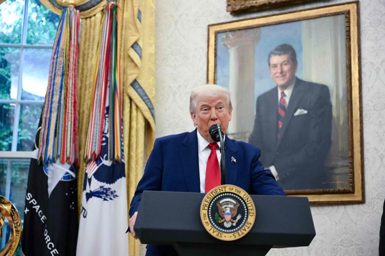 도널드 트럼프 미국 대통령이 28일 워싱턴 DC 백악관에서 취재진과 질의응답을 하고 있다. /AFP 연합뉴스