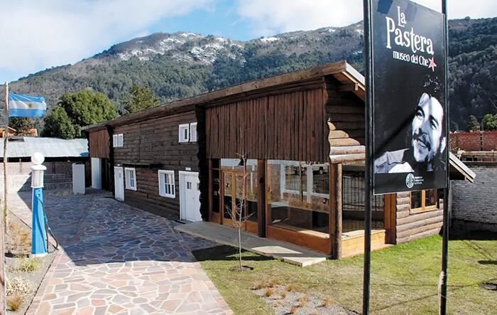 아르헨티나 체 게바라 박물관 입구에 게바라의 얼굴이 인쇄된 간판이 서 있다. 아르헨티나 정부는 자국 출신 공산주의 지도자 게바라를 조명하는 이 박물관을 사실상 폐쇄하기로 했다. 강경 우파 하비에르 밀레이 대통령이 좌파의 영웅으로 추앙받는 게바라의 흔적 지우기에 나섰다는 분석이 나온다. /체 게바라 박물관