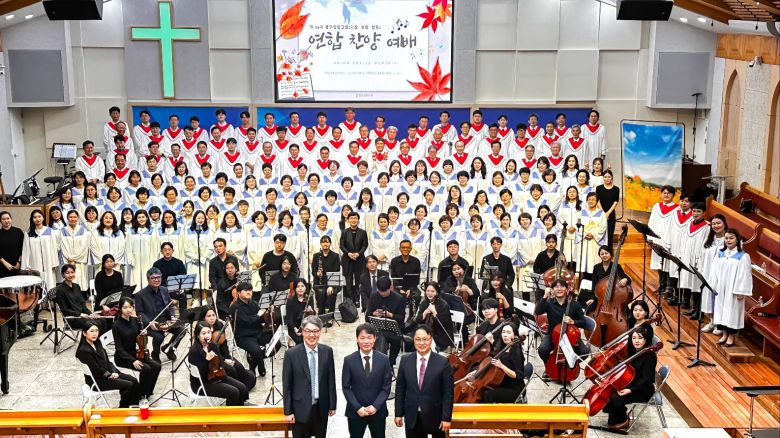 광주의 세 양림교회는 매년 10월 연합 찬양제 행사를 개최하고 있다. 사진은 2024년 찬양 예배 모습. 앞줄 왼쪽부터 '웃 교회' 이낙균 목사, '정원 교회' 김현준 목사, '계단 교회' 조성용 목사. /양림교회 제공