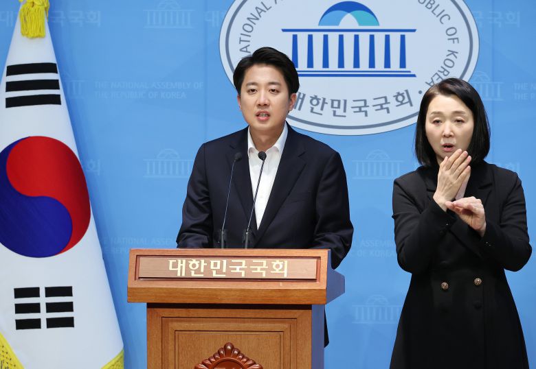 개혁신당 이준석 대선 후보가 30일 서울 여의도 국회 소통관에서 기자회견을 열고 더불어민주당 등이 발의한 본인의 징계안과 관련해 입장을 밝히고 있다. /연합뉴스