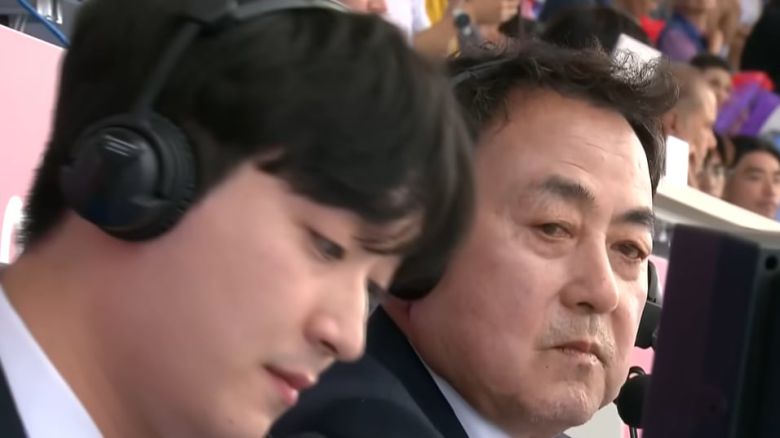 지난 21일 경남 밀양에서 열린 제54회 전국종별육상선수권대회 남자 대학부 3000m 장애물 결승 경기를 바라보는 윤여출 해설위원의 모습. /KBS스포츠