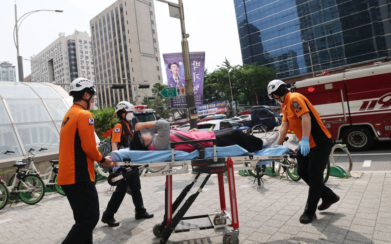 31일 오전 방화로 추정되는 화재가 발생한 서울 지하철 5호선 마포역에서 구급대원들이 환자를 긴급 이송하고 있다. /뉴스1