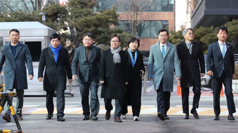 국회 법제사법위원회 더불어민주당 간사인 박범계 의원과 위원들이 2월 17일 서울서부지방법원을 방문하고 있다. 박범계 간사와 위원들은 지난달 서울서부지방법원 폭력 난동 사태에 따른 피해와 복구 상황을 점검했다. 왼쪽부터 더불어민주당 법사위원인 김용민, 이성윤, 박희승 의원, 박 간사, 서영교, 장경태, 김기표, 박균택 의원. /남강호 기자