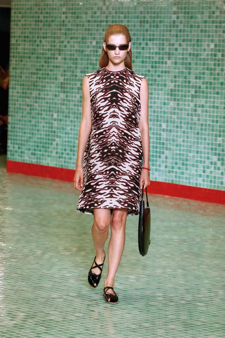 토리버치 2025년 봄, 여름 컬렉션의 이 시대 버전으로 업데이트된 90년 매트릭스 스타일 선글라스.