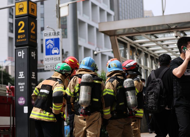 31일 오전 방화로 추정되는 화재가 발생한 서울 지하철 5호선 마포역 앞에서 소방대원들이 대기하고 있다. /뉴스1