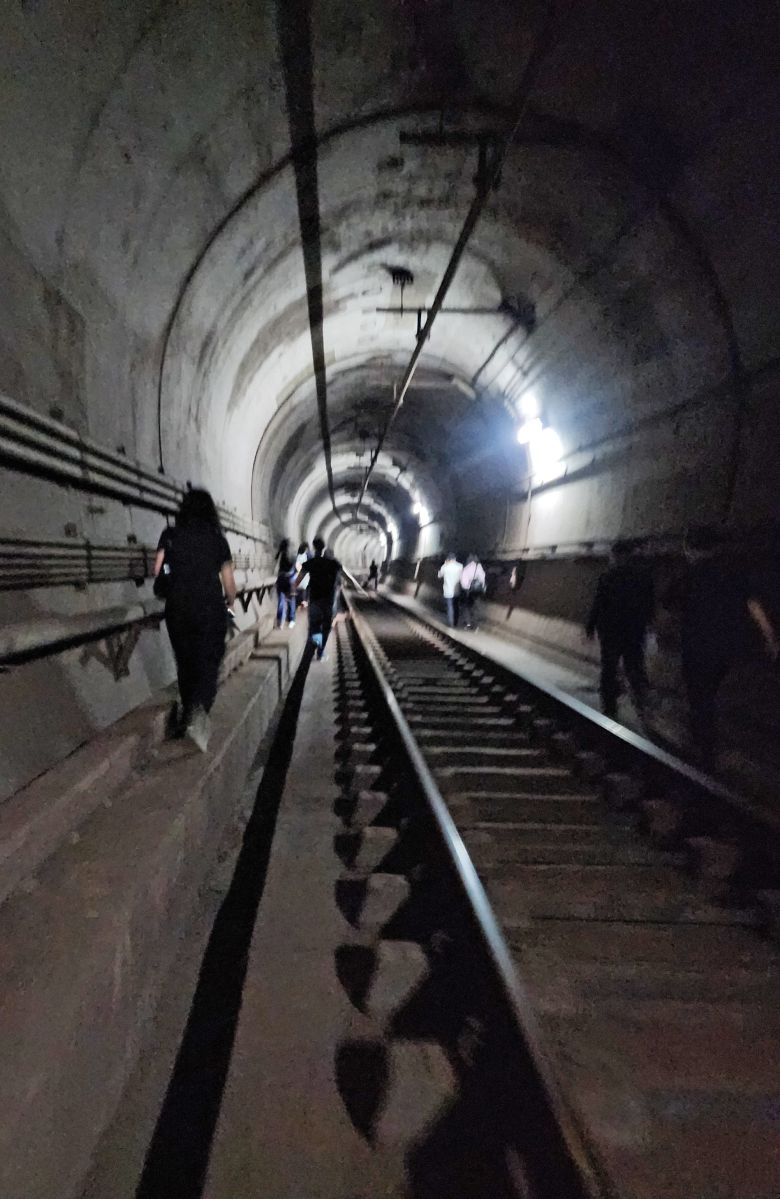 31일 오전 8시 47분께 서울 지하철 5호선 여의나루역∼마포역 사이 지하철에서 방화 추정 화재가 발생해 승객들이 대피하고 있다./연합뉴스