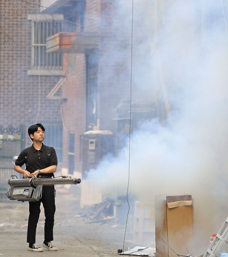 지난 29일 오후 서울 동대문구 이문1동 재개발 구역에서 본지 김영우 기자가 분사기를 들고 살충제를 뿌리며 모기 방역을 하고 있다. /장경식 기자