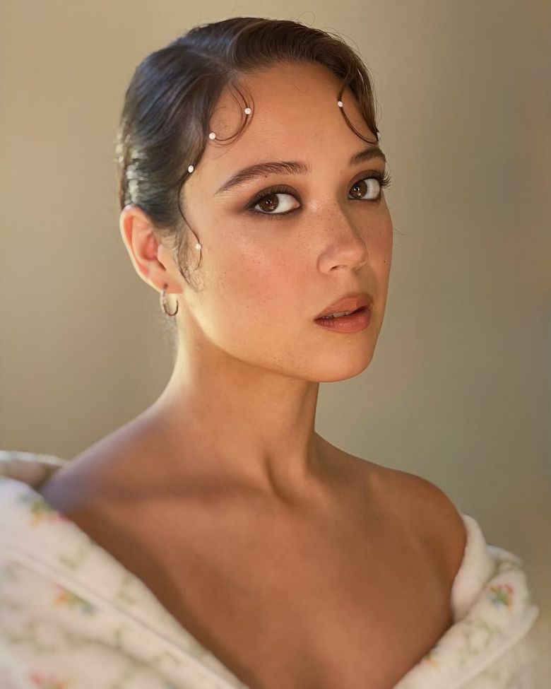 고전적인 슬릭 번 (Sleek Bun) 웻 헤어 룩은 이브닝 룩이나 수트와 잘 어울린다. @laufey