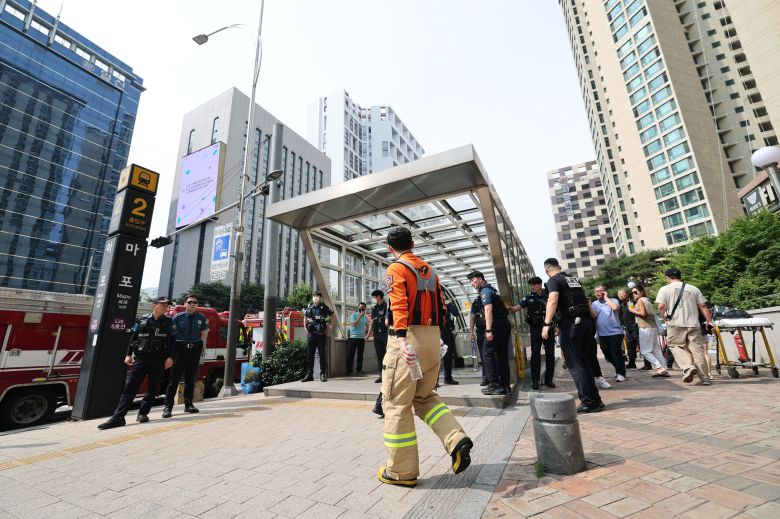 31일 오전 방화로 추정되는 화재가 발생한 서울 지하철 5호선 마포역에서 경찰이 역사 출입을 통제하고 있다.,소방 당국과 서울교통공사에 따르면 31일 오전 8시 45분쯤 서울지하철 여의나루역과 마포역 사이를 지나는 열차에서 방화로 추정되는 불이 났다. 현재 화재는 진화된 상태다./뉴스1