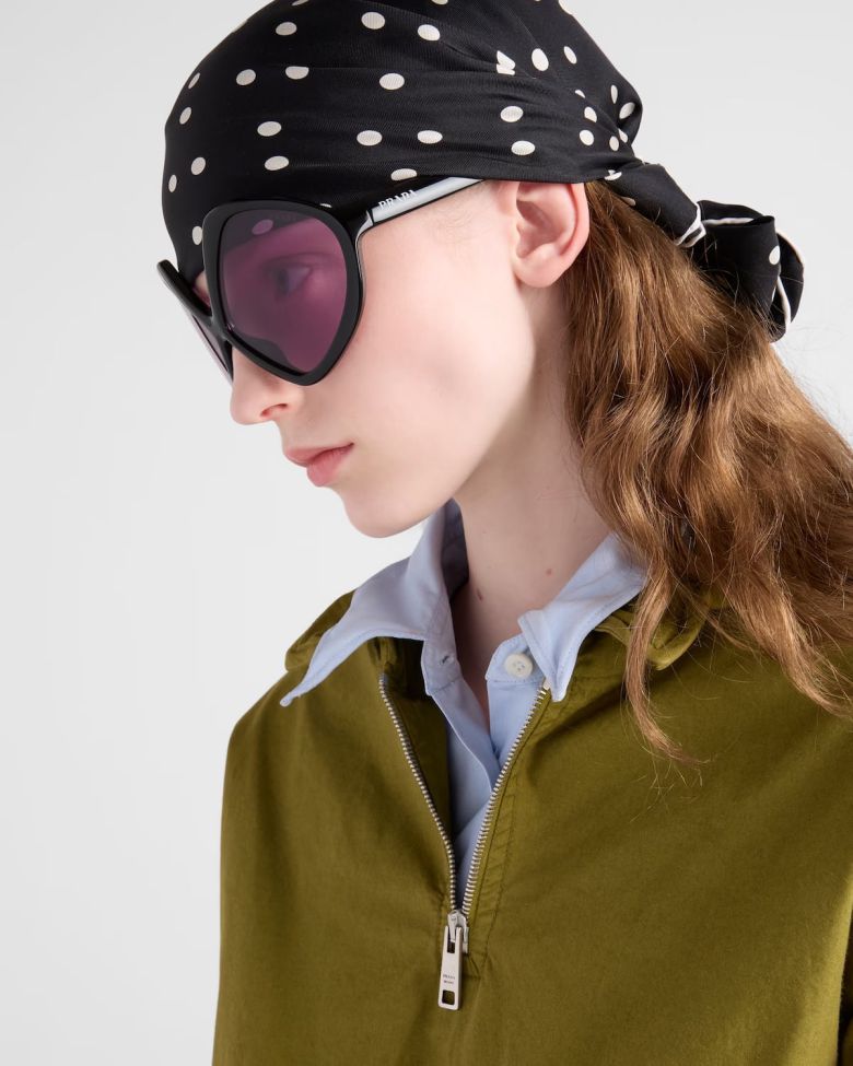 프라다 2025년 봄, 여름 컬렉션에서 화제가 됐던 기하학적인 선글라스.