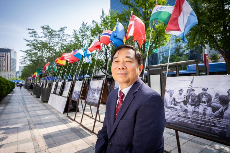 안재철 대표는 수 차례 해외 전시를 포함해 국내외에서 5500회라는 전시회 기록을 쌓아가고 있다. 생업을 포기하고, 메러디스 빅토리호의 생명 구출과 휴머니즘의 진정한 의미를 알리고, 전쟁의 폐허를 딛고 일어선 대한민국 이야기를 통해 세계의 어려운 나라에 희망과 비전을 주는 메시지를 전해 왔다. /이신영 영상미디어 기자