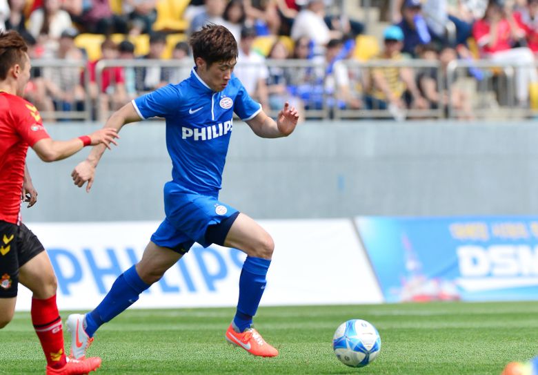 2014년 5월 24일 현역 마지막 경기에서 드리블하고 있는 박지성 선수. 이날 입은 유니폼은 1005만원에 판매됐다. /남강호 기자