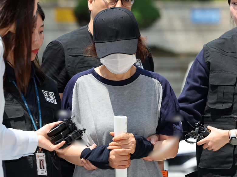 제21대 대통령 선거 사전투표 첫날 서울 강남구의 한 투표소에서 배우자의 신분증으로 대리 투표한 혐의를 받는 선거사무원 박모씨가 1일 오후 서울 서초구 서울중앙지법에서 열린 구속 전 피의자 심문(영장실질심사)에 출석하고 있다. /뉴스1