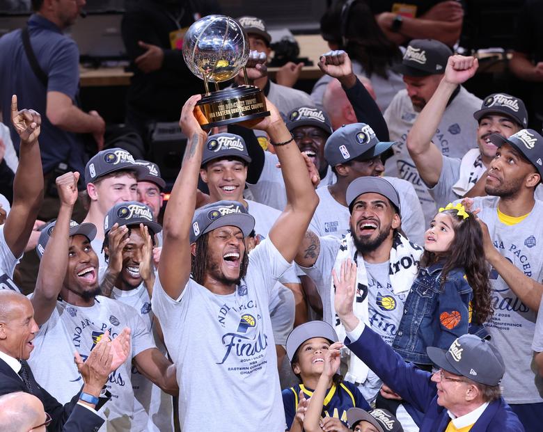 인디애나 페이서스의 마일스 터너가 1일 동부 컨퍼런스 우승 트로피를 들고 동료 선수들과 환호하고 있다. /UPI 연합뉴스