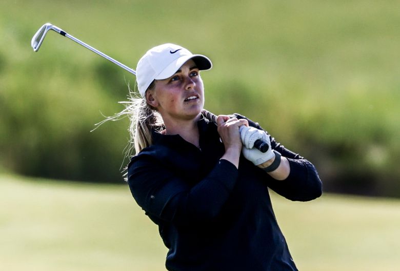마야 스타르크가 1일 미국 위스콘신주 에린 힐스에서 열린 US여자오픈 3라운드에서 18번홀 어프로치샷을 바라보고 있다./UPI 연합뉴스