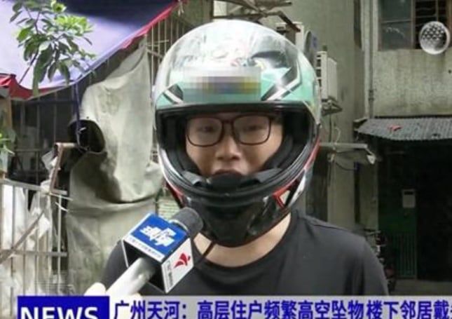 모녀 때문에 헬멧을 쓰고 외출하는 현지 주민이 언론과 인터뷰하는 모습. /엘리펀트 뉴스