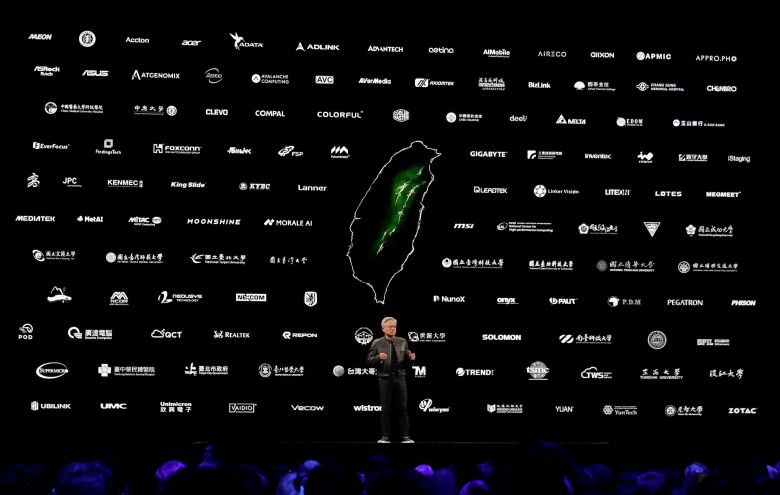 젠슨 황 엔비디아 CEO는 5월19일 타이베이에서 열린 컴퓨텍스 2025 기조연설에서 TSMC, 폭스콘 등과 손 잡고 대만을 세계 인공지능(AI) 중심지로 발전시킬 것이라고 밝혔다. /AP 연합뉴스