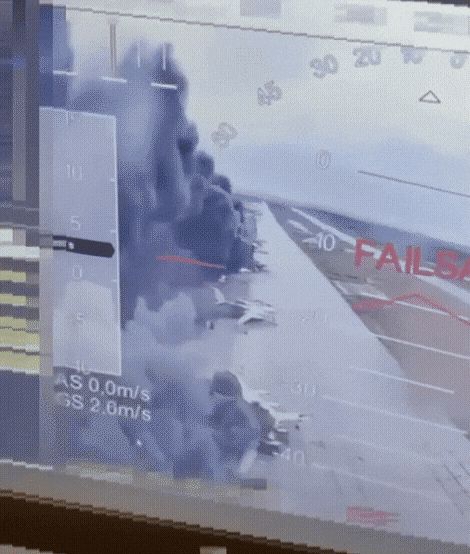 러시아 전투기로 추정되는 항공기들이 화염에 휩싸인 모습. /키이우인디펜던트