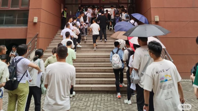 2024년 칭화대 강기(수학 등 우수자) 전형에 응시한 수험생들이 면접을 치르기 위해 길게 줄을 서 있다./샤오훙수