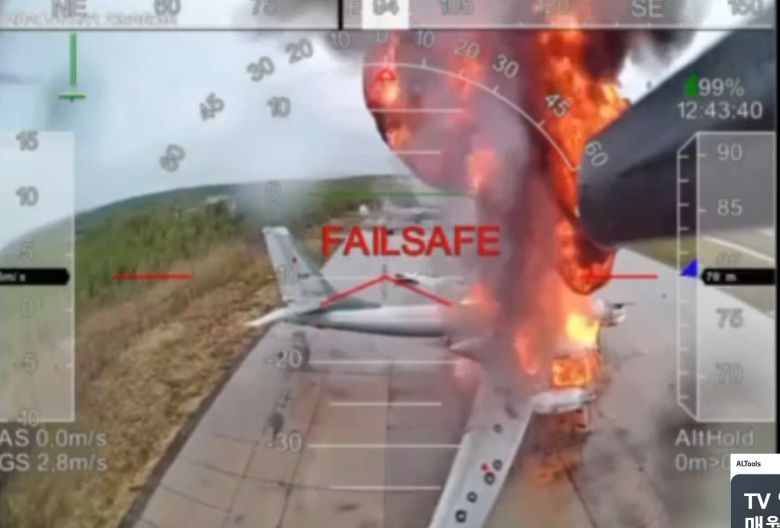 우크라이나의 드론 기습공격에 화염에 휩싸인 러시아 전략폭격기 들. /인폼네이팜(InformNapalm) 텔레그램