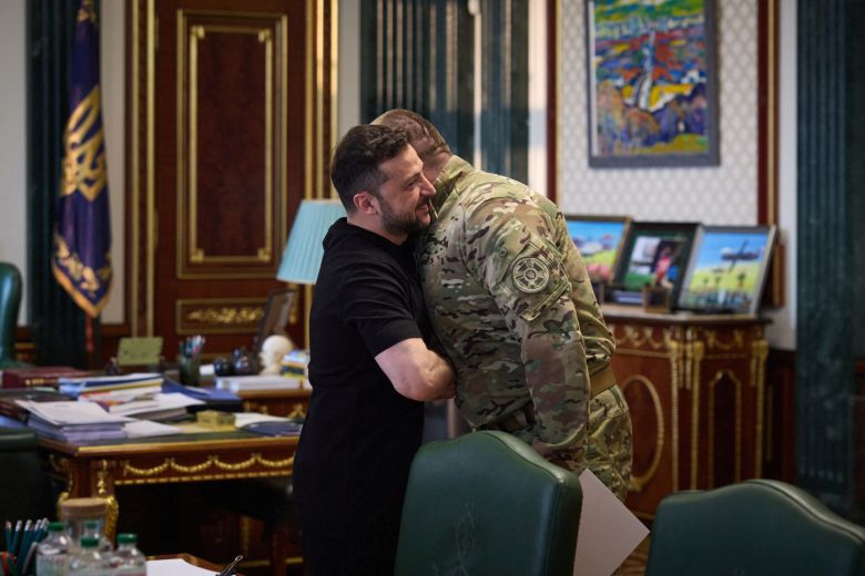 볼로디미르 젤렌스키 우크라이나 대통령이 러시아 공군기지 드론 기습공격을 주도한 바실 말리우크 우크라이나 보안국장의 보고를 받고 포옹하고 있다. 1일 공격이 성공한 뒤에 만난 것으로 보인다. (우크라이나 대통령실 제공)/로이터 연합뉴스