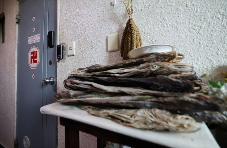 '롯데리아 내란 모의'를 한 혐의를 받는 노상원 전 정보사령관이 역술인으로 활동하면서 점집을 운영해온 것으로 확인됐다. 사진은 작년 12월 20일 오후 경기 안산시 상록구의 한 다세대 주택 반지하 1층에 위치한 노 전 사령관이 함께 운영했던 곳으로 지목된 점집의 모습. /뉴스1