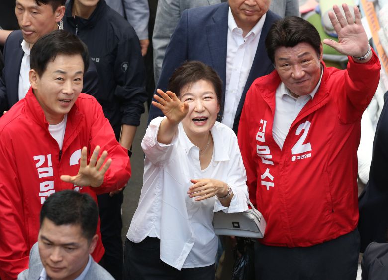 박근혜 전 대통령이 지난달 31일 대구 중구 서문시장을 찾아 시민들에게 인사하고 있다. /뉴스1