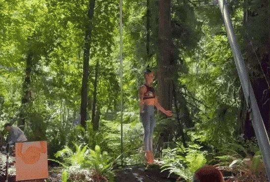 미국의 서커스 공연자가 머리카락으로 매달려 오래 견디는 분야에서 기네스 세계 기록을 경신했다. /기네스세계기록