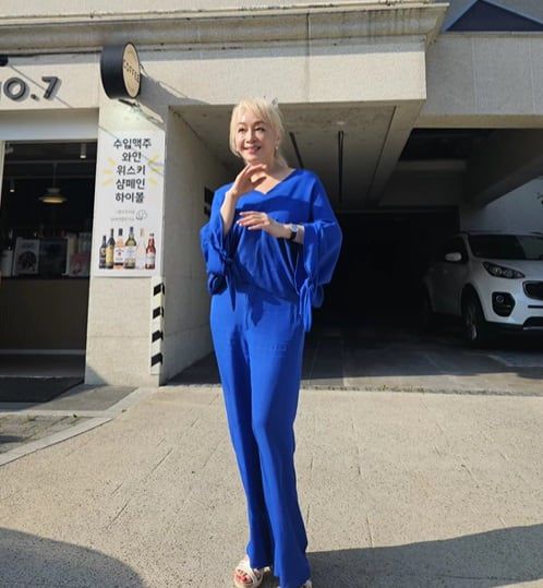 배우 박혜미가 대선일인 3일 파란색 옷을 입고 찍은 사진을 공개했다. /박해미 인스타그램