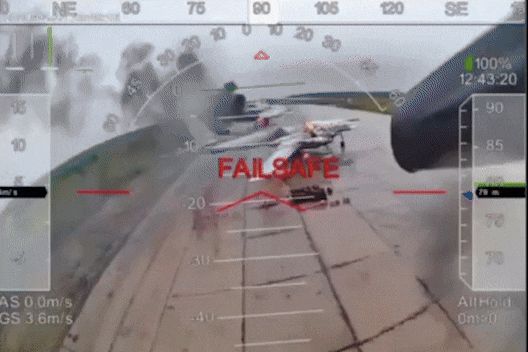 우크라이나의 기습 드론 공격에 화염에 휩싸인 러시아 전략폭격기들./인폼네이팜(InformNapalm) 텔레그램