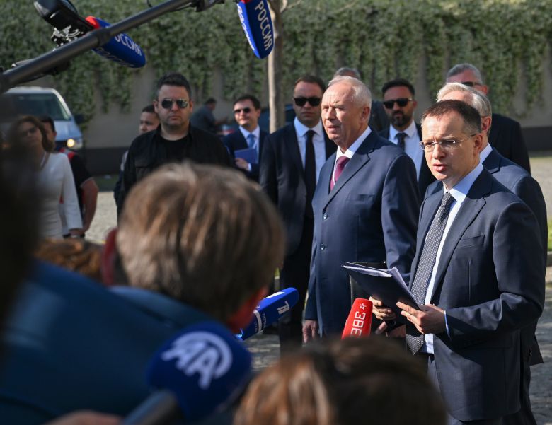 러시아 대통령 보좌관 블라디미르 메딘스키(오른쪽 첫번째)가 2일 터키 이스탄불 츠라안궁에서 우크라이나와 2차 협상이 끝난 뒤 나와 기자들과 대화하고 있다. /연합뉴스