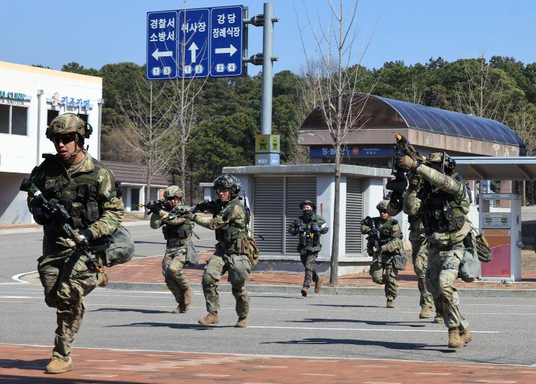 미2사단 한미연합사단 스트라이커 여단 장병들이 지난 3월 경기도 파주시 도시지역작전 훈련장에서 한미 연합 도시지역작전 훈련을 펼치고 있다. /뉴스1