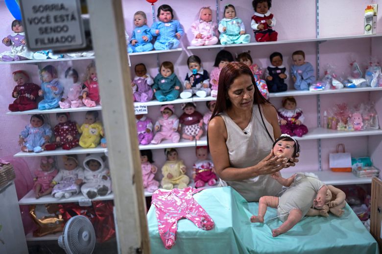 지난달 16일  브라질 리우데자네이루에 위치한 매장에서 상점 주인이 아기 인형의 머리를 조립하고 있다. /AFP 연합뉴스