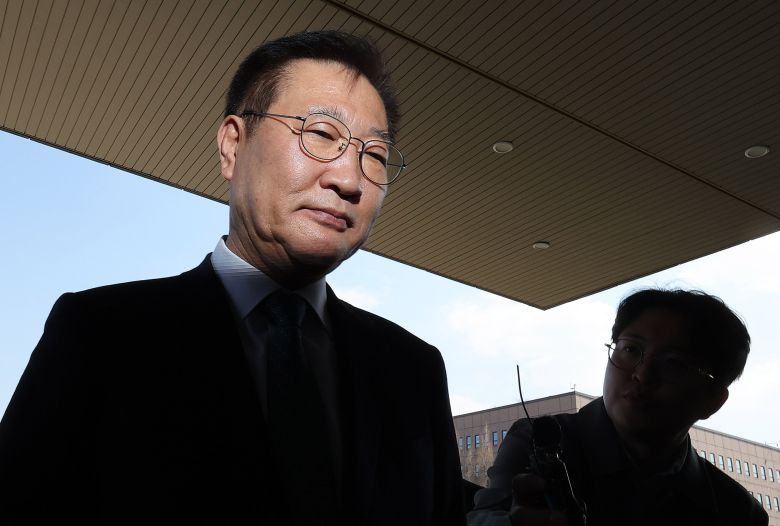 탄핵소추안 기각으로 직무에 복귀한 박성재 법무장관이 지난 4월 10일 경기 과천 법무부 청사로 출근하고 있다. /뉴스1