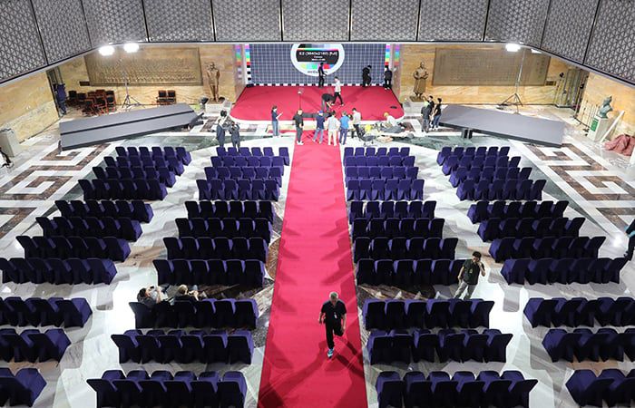 국회 로텐더홀에서 오늘 대통령 취임식 - 제21대 대통령 취임식이 열릴 국회 로텐더홀에서 3일 국회 관계자들이 무대와 좌석을 설치하고 있다. 취임식은 4일 오전 11시 열린다. /남강호 기자