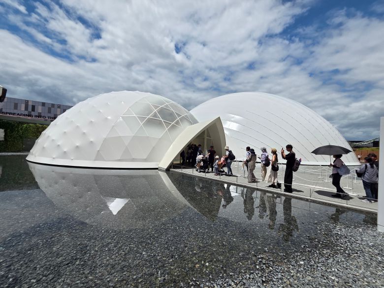 반 시게루 블루 오션 돔. 신개념 22세기형 쉘터 같기도 하고, 바다 위 부유물에 대한 은유적 표현 같기도 한 모양이다. 환경 오염에 대한 경고를 풀어냈다. /오사카=최보윤 기자