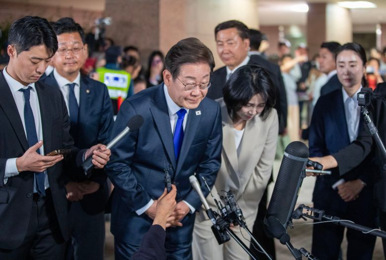 이재명 더불어민주당 대선 후보와 아내 김혜경 여사가 3일 오후 인천 계양구 사저에서 서울 여의도 국회의원회관에 마련된 개표 상황실로 이동하면서 지지자들에게 인사하고 있다./박성원 기자