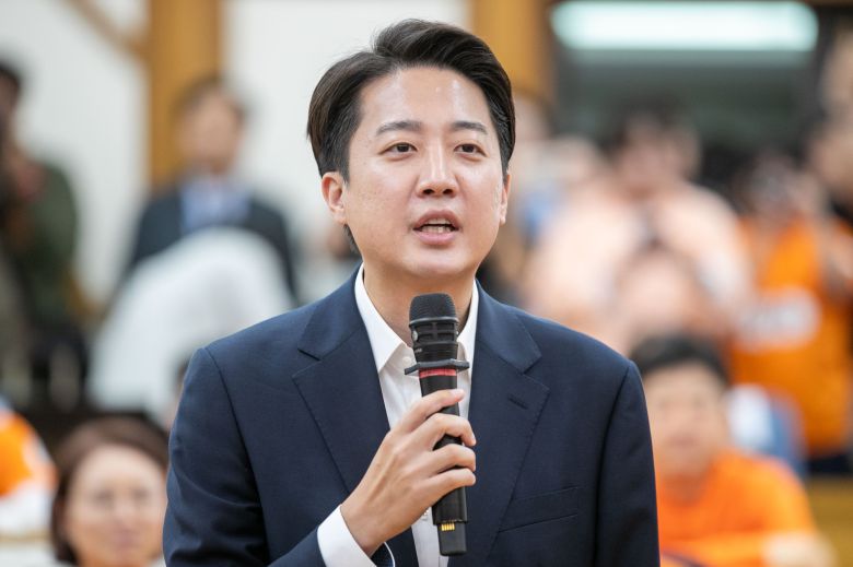 이준석 후보가 3일 오후 서울 영등포구 국회의사당 개혁신당 대통령선거 개표상황실에서 출구조사 결과에 대한 소감을 밝히고 있다. /장련성 기자